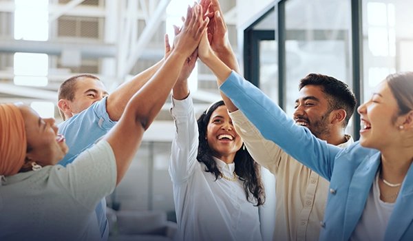 equipe-de-vendas-comemorando