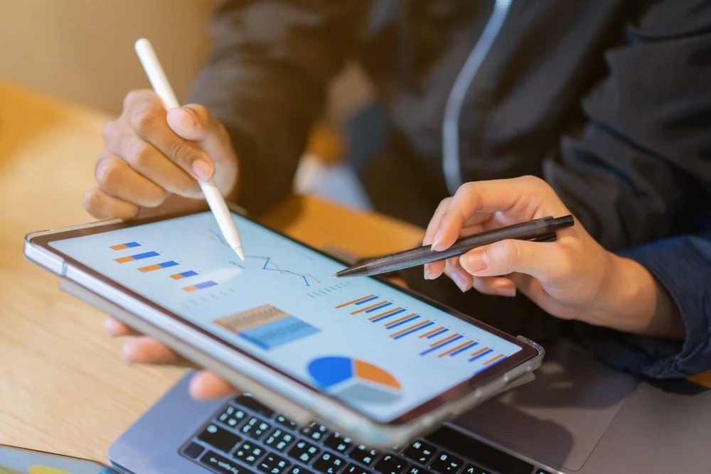 profissionais trabalhando com processo comercial